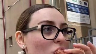 O rom&acirc;ncă face senzație pe TikTok. Ea se filmează &icirc;n timp ce măn&acirc;ncă carne crudă