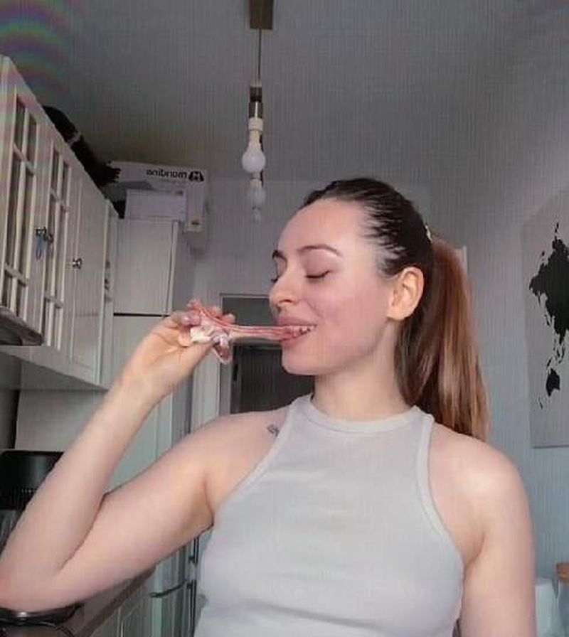 sabina mănâncă carne crudă