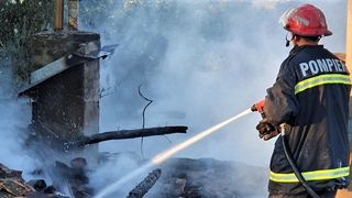 Mai multe grajduri pentru animale s-au făcut scrum într-un sat din Mehedinți