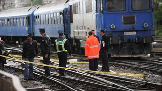 Traficul feroviar a fost &icirc;nchis &icirc;ntre stațiile CF Răstolița și Lunca Bradului, după ce mai multe crengi au căzut pe linie