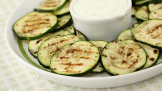 Dovlecei pe grătar. O rețetă delicioasă! Trei idei de sosuri făcute în casă