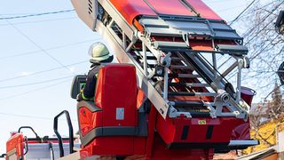 O mașină de pompieri care se deplasa la un incendiu a fost implicată într-un accident. O persoană și-a pierdut viața