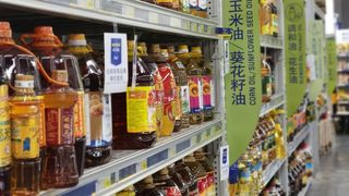 Uleiul s-a scumpit atât de mult, încât oamenii abia dacă îl mai pun în coșul de cumpărături