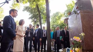 Emmanuel Macron a depus flori la bustul lui Mihai Eminescu din Chișinău