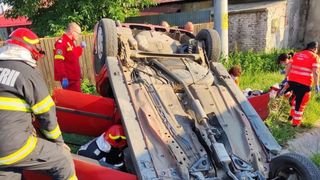Un șofer a decedat pe loc după ce a intrat cu mașina într-un cap de pod