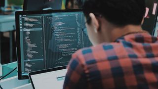 VIDEO - IT-iștii, vânați încă de pe băncile școlii. Ce oferte le propun angajatorii