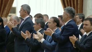 Mai mulți parlamentari rom&acirc;ni şi moldoveni, prinşi &icirc;n horă pe muzică interpretată de Nicolae Botgros şi Gheorghe Zamfir, la finalul şedinţei de la Chişinău