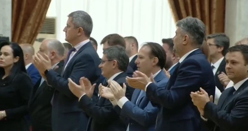 Mai mulți parlamentari români şi moldoveni, prinşi în horă pe muzică interpretată de Nicolae Botgros şi Gheorghe Zamfir, la finalul şedinţei de la Chişinău