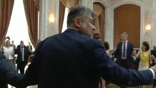 Mai mulți parlamentari români şi moldoveni, prinşi în horă pe muzica interpretată de Nicolae Botgros şi Gheorghe Zamfir, la finalul şedinţei de la Chişinău