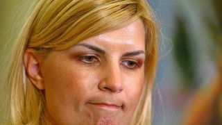 Clipe dramatice pentru Elena Udrea. Nu-și poate vedea fiica cât timp este după gratii