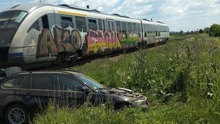 Mașină lovită de tren, &icirc;n județul Argeș. &Icirc;n urma impactului nimeni nu a fost rănit