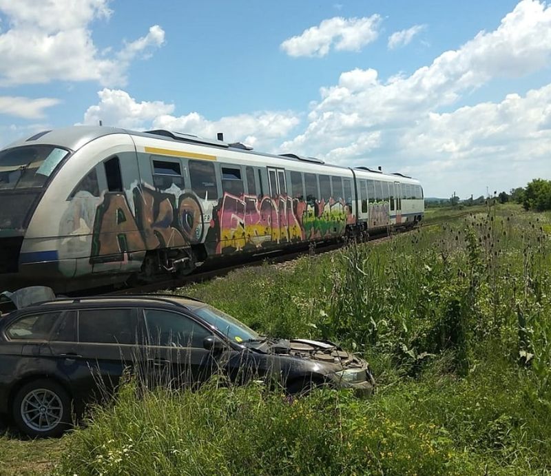 Mașină lovită de tren, în județul Argeș. În urma impactului nimeni nu a fost rănit