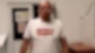 Copiii au început să plângă când și-au văzut tatăl ieșind din sediul Poliției Piatra Neamț. Incredibil cum arăta bărbatul