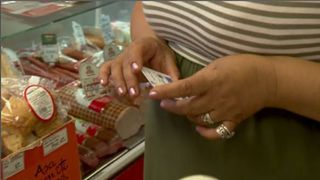 VIDEO - Voucherele sociale au ajuns în buzunarele românilor, iar mulți dintre ei au cheltuit deja cei 250 de lei de la stat