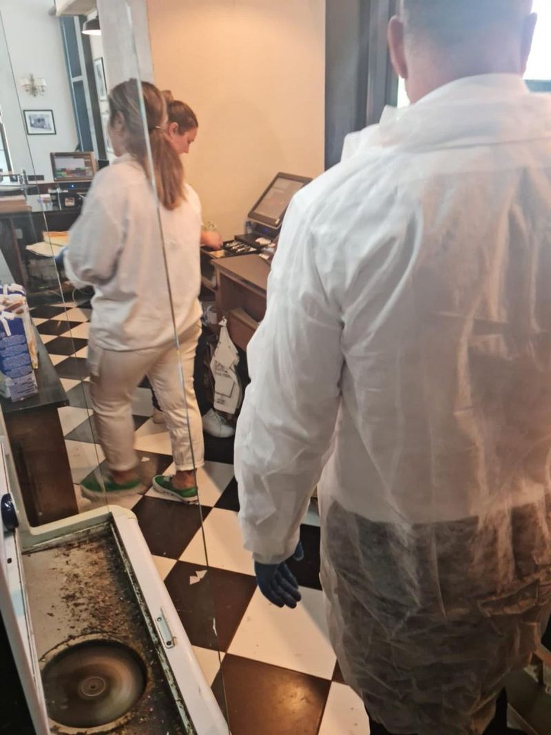 Controale ANPC de amploare în Capitală. Inspectorii au închis 11 magazine dintr-un mall foarte vizitat