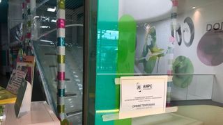 VIDEO - Controale ANPC de amploare în Capitală. Inspectorii au închis 11 magazine dintr-un mall foarte vizitat