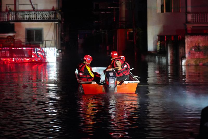China este afectată de cele mai intense ploi din ultimii 60 de ani. Inundațiile au provocat daune uriașe