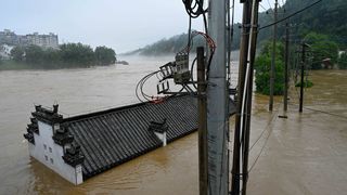 China este afectată de cele mai intense ploi din ultimii 60 de ani. Inundațiile au provocat daune uriașe