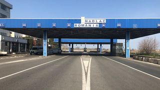 Un microbuz s-a izbit de un TIR, în apropiere de Vama Nădlac