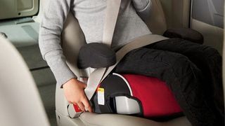 Un băiețel de cinci ani a murit după ce a fost lăsat c&acirc;teva ore &icirc;n mașină