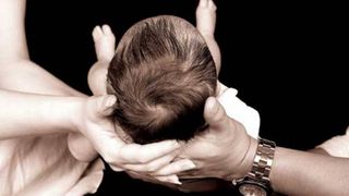  O familie a vrut să își vândă bebelușul cu 19.000 de euro