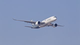 Tensiuni la bordul unui avion care trebuia să aterizeze la Iași: "Au fost multe turbulențe, cineva a leșinat!"