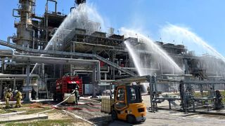 Un incendiu puternic a devastat o parte a rafinăriei ruse Novoșakhtinsk