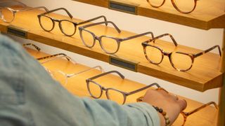 O româncă, ospătăriță în Franța, a fost arestată după ce ar fi furat aproape 72 de mii de perechi de ochelari de designer. Prejudiciul este uriaș