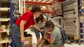 VIDEO - Scumpirile ne transformă &icirc;n t&acirc;mplari! Oamenii preferă tot mai des să &icirc;și cumpere materiale de construcții și să &icirc;și confecționeze singuri mobilierul din casă