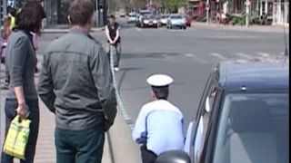  Un copil de un an a căzut dintr-o mașină aflată în mers