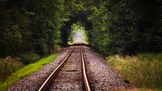 Un biciclist a fost lovit mortal de tren în timp ce încerca să traverseze șinele