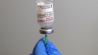 Omicron continuă mutațiile, iar noile subvariante sunt rezistente la vaccin
