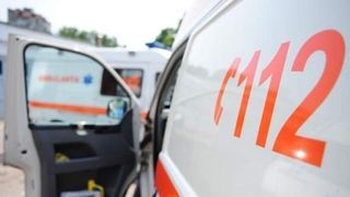 Noi detalii în cazul băiatului, de un an, căzut din mașina aflată în mers. Minorul se află în moarte cerebrală