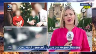 Copil fara centura, cazut din masina in mers