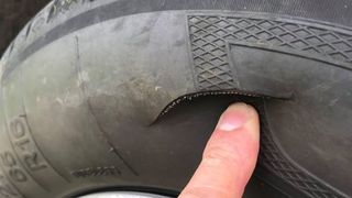 Un bărbat a fost prins că a înțepat anvelopele de la șapte mașini parcate