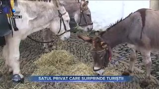 Satul privat care surprinde turiștii