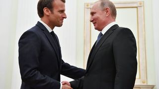 Dialog suprarealist între Putin și Macron: „Acum vorbesc cu tine de la sală”