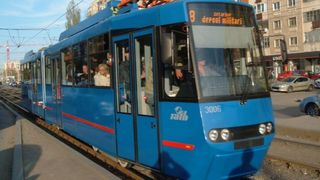  O șoferiță din București a blocat circulația de pe o linie de tramvai pentru a merge la cumpărături