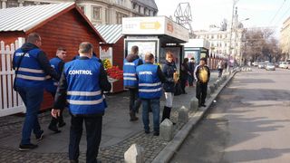 VIDEO - Controlorii STB nu mai poartă vestele inscripționate de culoare albastră. Cum îi putem recunoaște pentru a evita o amendă nedorită