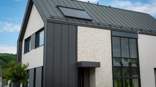 Beneficiile de necontestat ale metalului folosit la crearea sistemelor de învelitori ale clădirilor