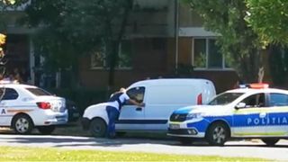 Misiune imposibilă pentru oamenii legii din Oradea. O femeie a fost prinsă &icirc;n flagrant și s-a blocat &icirc;n maşină