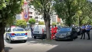 VIDEO -  O femeie din Oradea s-a baricadat în mașină după ce polițiștii au vrut să o amendeze pentru că a parcat neregulamentar