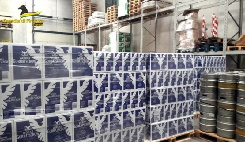 Rețea de români din Italia, evaziune în valoare de 27 de milioane de euro. Transportau marfa de contrabandă în toată Europa