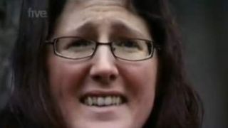 VIDEO|Femeia care se iubește un gard. Cu ani în urmă, tânăra se căsătorea cu Turnul Eiffel