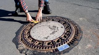 Un băiat de 8 ani a fost găsit într-o canalizare, la 8 zile după ce a dispărut de acasă. Un trecător a fost cel care i-a auzit strigătele disperate