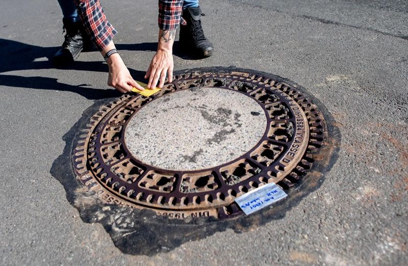 Un băiat de 8 ani a fost găsit într-o canalizare, la 8 zile după ce a dispărut de acasă. Un trecător a fost cel care i-a auzit strigătele disperate