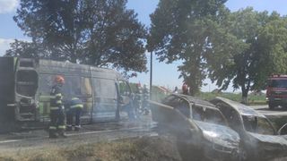  Două autoturisme și un microbuz s-au ciocnit și au luat foc