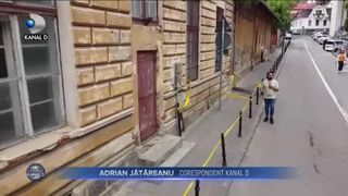 Clădiri care stau să cadă peste turiști