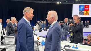 Klaus Iohannis, întâlnire de gradul zero cu Joe Biden, la summit-ul NATO de la Madrid - FOTO