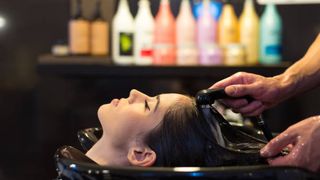 Măsuri extreme în saloanele de înfrumusețare: Angajații nu au voie să spele părul clienților. Unde au fost aplicate sancțiunile
